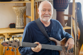 Porträt Felix Rüedi Bündner Weltmusik MusikInstrument Kultur Cello E-Bass Orchester Band Jazzschule Jazz Trommelmusik Trommel Trommel-Workshopleiter E-Basslehrer Bandcoach OK-Chef JazzWeltFestival